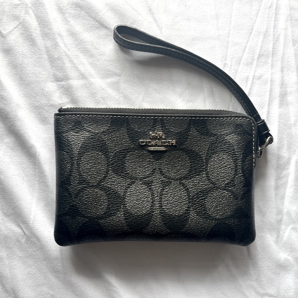 Coach Handbags - *LIKE NEW* COACH CORNER ZIP WRISTLET IN SIGNATURE CANVAS